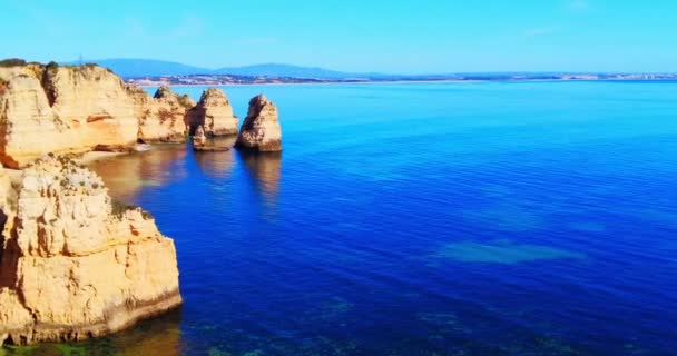 Guardando da un punto di vista da sinistra a destra oltre oceano blu profondo senza fine. In cima al belvedere della collina. Grossi calcari gialli nell'acqua. Scogliere e scogli. Vacanza e concetto di viaggio — Video Stock