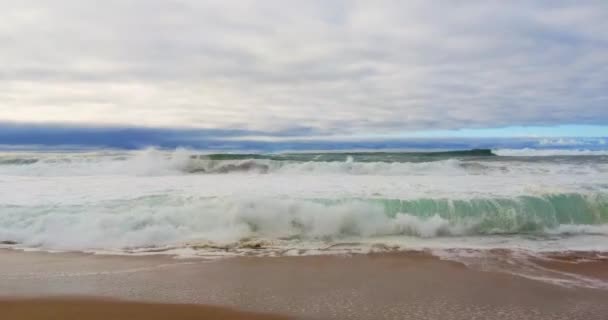 Concepto ambiental. Las olas del océano se estrellan. Potentes corrientes de agua, espumosas — Vídeo de stock
