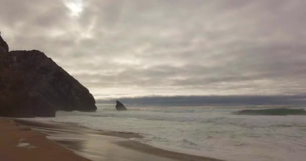 Silhouette littoral rocheux regardant de gauche à droite sur la plage. Tempête — Video