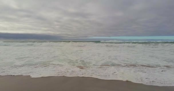 Onde oceaniche atlantiche che si infrangono sulla spiaggia, tempo tempestoso. Struttura dell'acqua schiumosa — Video Stock