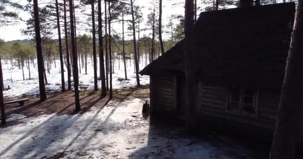 Um tiro aéreo sobre bela casa de campo de madeira no norte da Europa com inverno — Vídeo de Stock