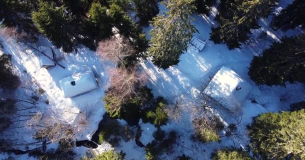 Paisaje aéreo de invierno sobre una pequeña cabaña de madera. Un vuelo con drones — Vídeo de stock