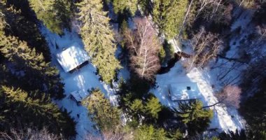 Ormanda kereste kulübesi olan kış manzarası. Noel zamanı. 