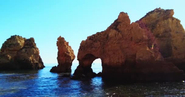 Vidéo fixe regardant de la grotte aux incroyables falaises dorées. Eau calme — Video