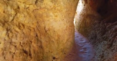 Eski Bonecas mağarasında yürüyorum. Algar Seco Kemik Mağarası Algarve