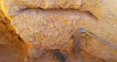 Eski bir kireç taşı oluşumunda yürüyorum. Günbatımı renklerinde antik merdivenler