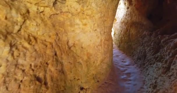 Procházím se starodávnou jeskyní koster. Jeskyně Algar Seco Boneca Algarve — Stock video