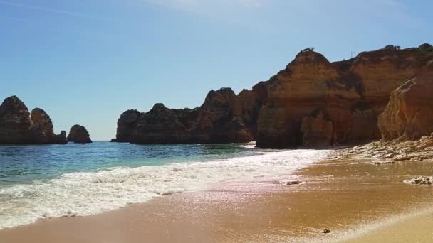 Arcos de pedra no oceano. Não há pessoas. A praia. Praia tropical isolada. — Vídeo de Stock