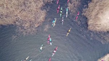 Kanocu kanoların nehirde kürek çekişini gösteren drone. Kano maratonu.