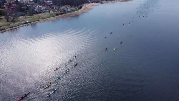 Blick von oben auf Menschen beim Kanufahren auf einem See. Segeln auf einem Kanu. Marathon-Meisterschaft — Stockvideo