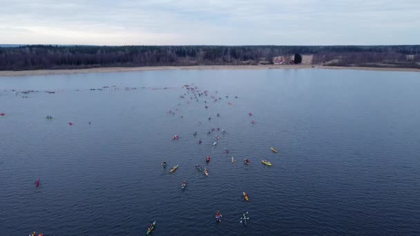 Воздушное беспилотное видео соревнования каякеров на открытой воде. Водные виды спорта Каноэ — стоковое видео