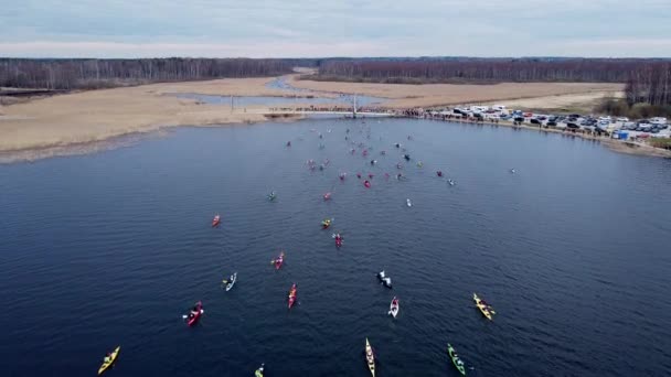 People with canoes kayaks on a competition. Going from lake to river. Outdoor — ストック動画