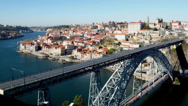 Tiden går över den fantastiska Dom Luis I-bron, Porto, Dourofloden, Portugal. — Stockvideo