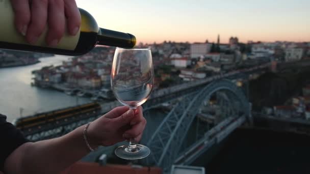 Pouring red wine from a bottle into the glass.Sunset mountains on the background — Vídeo de Stock