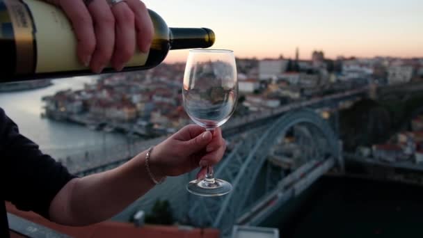 Πορτογαλία, κρασί Porto, κοιλάδα Douro.Κόκκινο κρασί χύνεται στο διαφανές γυαλί — Αρχείο Βίντεο