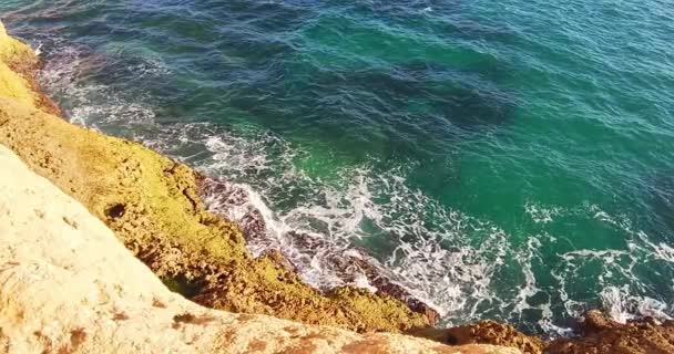 Pohled dolů z útesu a vlny narážející na skalní stěnu.Vápencové útesy — Stock video