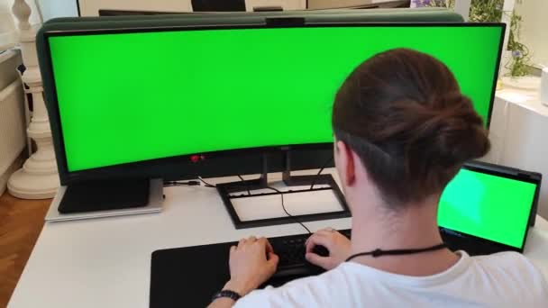 Visão traseira empresário irreconhecível digitando em um teclado olhando para o verde — Vídeo de Stock