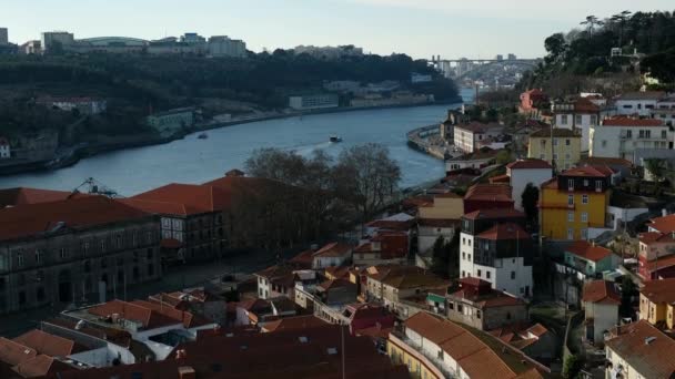 Patrząc Przez Czerwone Dachy Doliny Douro Porto Portugalia Statki Pływające — Wideo stockowe