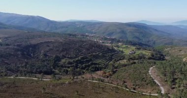 Tepe, dağ, seyahat ve yürüyüş konsepti. Arkadaki mavi dağlar. Donanma karayolu. Güzel mavi gökyüzü. - Evet. Yüksek kaliteli FullHD görüntüler