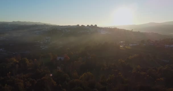 山の中の夕日 霧が谷で立ち上がっている 街を背景に 太陽が沈み 太陽の光が輝いている 美しい秋のコンセプト そうだ 高品質のフルHd映像 — ストック動画