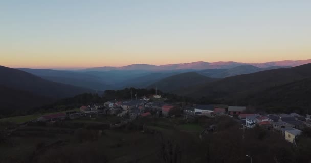 Volando Sobre Pueblo Las Montañas Con Hermosa Puesta Sol Las — Vídeo de stock