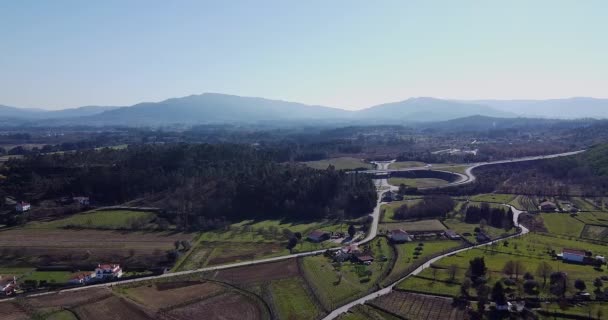 Langs Snelweg Met Drone Blauwe Mistige Bergen Achtergrond Blauwe Lucht — Stockvideo