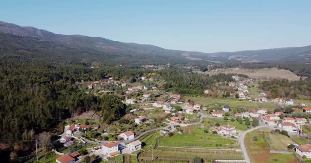 Village Campagne Collines Montagnes Arrière Plan Toits Rouges Forêt Verte — Video