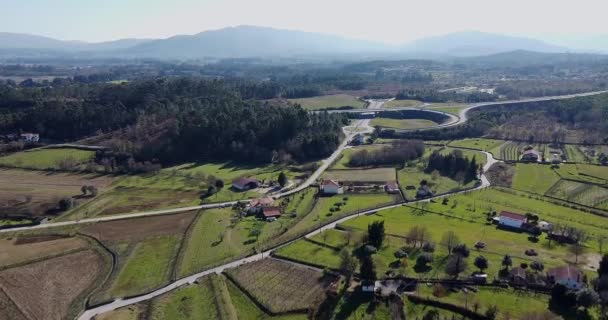 Seguire Autostrada Con Drone Montagne Blu Nebbiose Sullo Sfondo Cielo — Video Stock