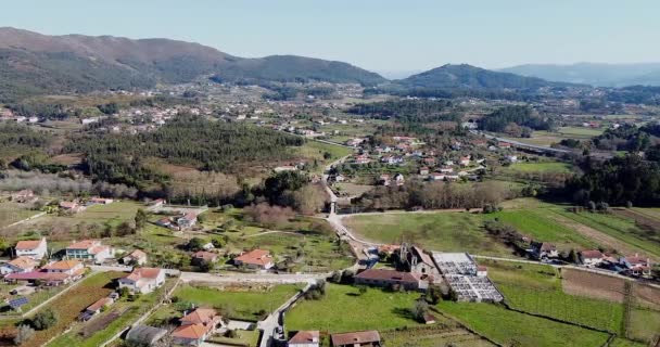Villaggio Campagna Colline Montagne Sullo Sfondo Tetti Rossi Bosco Verde — Video Stock