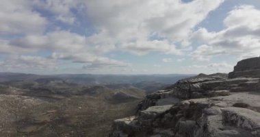 Dağın tepesine sağdan sola bakıyor. Yürüyüş ve seyahat konsepti. Portekiz 'de kaya oluşumu. Dağlarda güzel güneşli ve bulutlu bir gün. - Evet. Yüksek kaliteli FullHD görüntüler