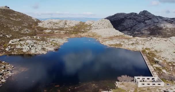 Paisagem Incrível Portugal Geres Lago Nas Montanhas Voando Sobre Belo — Vídeo de Stock