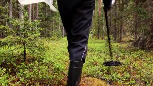 Hombre Con Detector Metales Camina Con Impermeable Pasado Mirando Lentamente — Vídeos de Stock