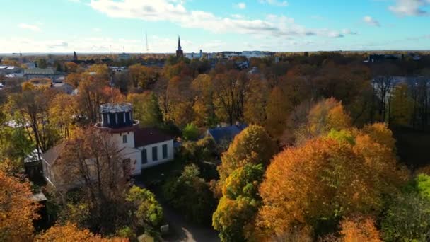 Letecké Záběry Podzimního Města Létání Nad Krásnou Scenérií Žluté Červené — Stock video