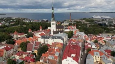 4K hava görüntüleri eski kasabanın üzerinde. Estonya, Tallinn. Kilisenin kulesi. Meydanın önündeki katedral, Baltık Denizi 'nin arkası. Eski deniz kenarı kasabası. Kırmızı çatılar. - Evet. Yüksek kalite 4k görüntü
