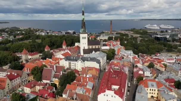 空中4K镜头飞越老城区 爱沙尼亚 教堂的塔楼大教堂在正方形的前面 背景在波罗的海 老海滨小镇 红色屋顶的建筑物 是的高质量的4K镜头 — 图库视频影像