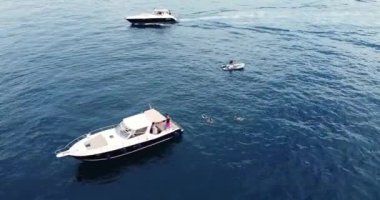 Teknede parti yapan insanların en iyi görüntüsü. Kutluyoruz ve vakit geçiriyoruz. Yelkenli partisi günü. Lüks yaz tekne gezisi. Kadın ve erkek Amalfi sahilinde eğleniyor. İnsanlar yüzüyor . 