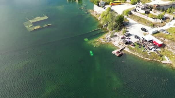 Водолазы Готовятся Погружению Воду Машина Дом Затоплены Находятся Водой Озеро — стоковое видео