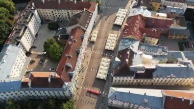 Eski kasaba meydanının insansız hava aracı görüntüleri. Güzel Panoramik Uçuşlar Eski Avrupa kasabasında, Tartu. Entellektüel başkent, Kızıl çatılar. Ortaçağ şehri. Yürüyen insanlar, yeşil şehir. 