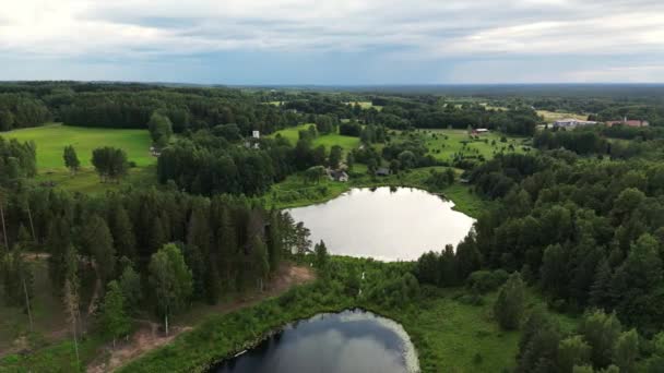 Lecące Nad Wieloma Jeziorami Zielony Krajobraz Piękny Nordycki Widok Wieś — Wideo stockowe