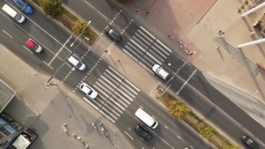 Avrupa 'da bir kavşağın havadan görünüşü. Trafik ışıklarında bekleyen insanlar ve kamyonlar. Şehir manzarası. 4 bin. Trafik karayolu taşımacılığı. Şehir merkezindeki gökdelenlerin binaları