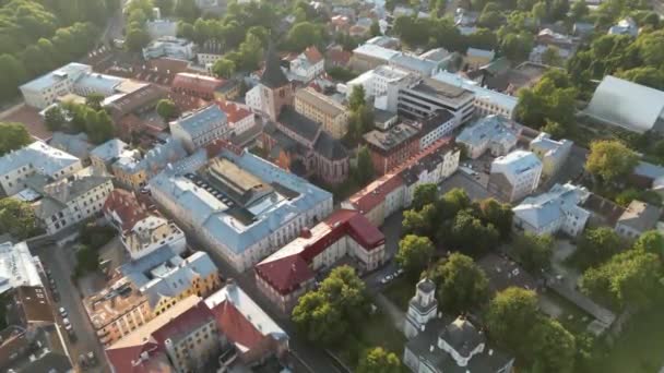 Filmagem Aérea Sobre Cidade Velha Estónia Tartu Torre Igreja Catedral — Vídeo de Stock