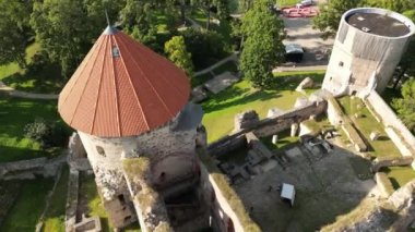 Cesis kalesi, Letonya 'da ortaçağ kaleleri. Tarihi bir dönüm noktası, eski kasabadaki eski Livonya kalesinin kalıntıları. Kalenin içinde yürüyen insanlar. - Evet. Yüksek kalite 4k görüntü