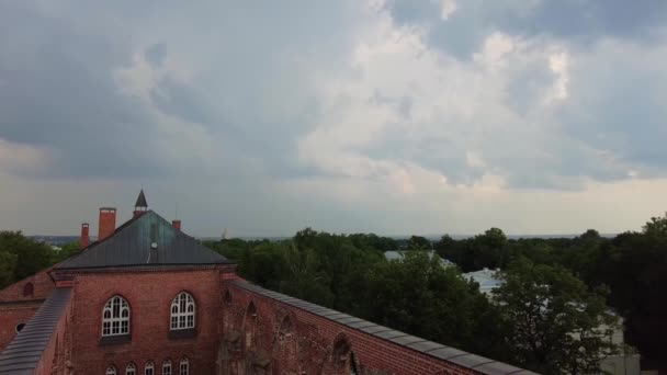 大聖堂と雷雨の時間経過が来る 曇りの日に時間経過過経過 エストニアのタルトゥ大聖堂 暗い雷雨の天気時間の経過 緑の街 高品質のフルHd映像 — ストック動画