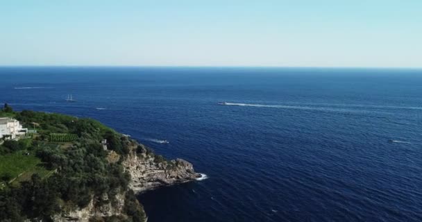 바다에서는 요트와 빠르게 아름다운 풍경을 수있다 은산중해 배타기 청록색 떠다니는 — 비디오
