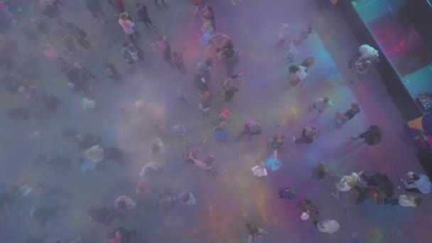 Jongeren Hebben Plezier Spetterende Kleurrijke Holi Genieten Van Muziek Luchtvlucht — Stockvideo