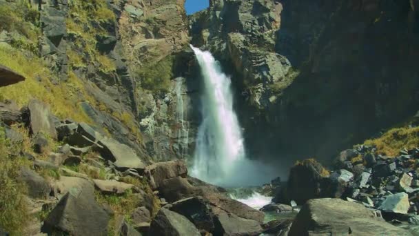 チューリシュマン渓谷のクルクルの滝 ロシア アルタイ共和国 — ストック動画