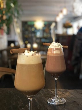 Rosenborg Kalesi 'nden gelen sıcak çikolata ve kahve adımlarının tadını çıkarıyorum.