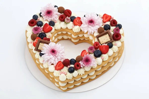 Ciasto Warstwowe Kształcie Serca Ozdobione Świeżymi Jagodami Czekoladą Kwiatami Białym — Zdjęcie stockowe