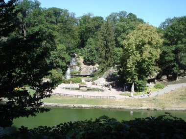 Botanik bahçesindeki şelale