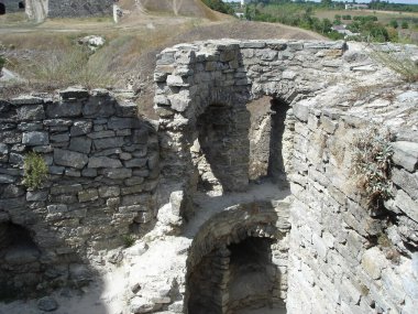 Eski bir kalenin rünleri.